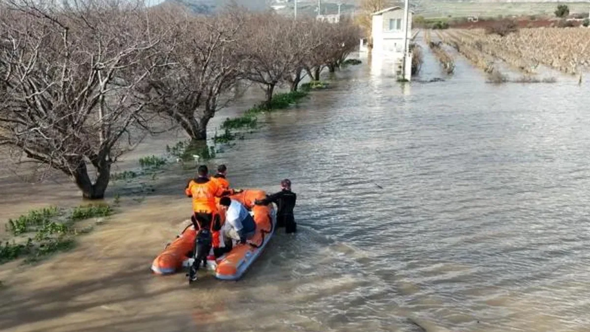 İzmir'de 50 yılda bir görülen meteorolojik tablo... Neden deniz yükseldi?