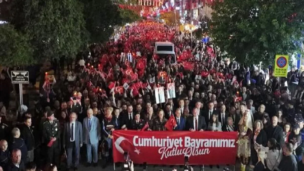 Manisa’da Cumhuriyet coşkusu meydanlara taştı