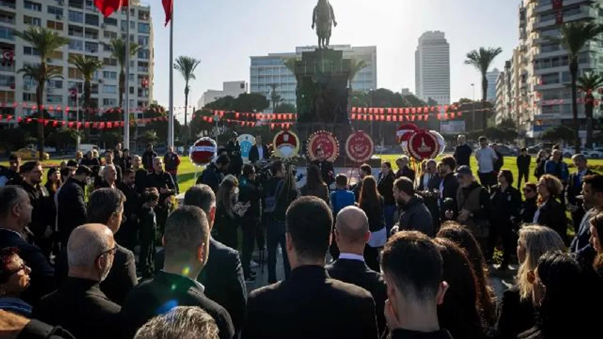 CHP İzmir Ata’sını andı