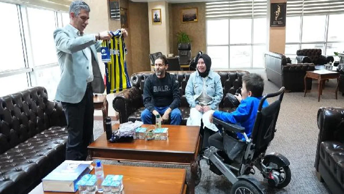 Soma’da Başkan Okur’dan minik Şenol’a forma hediyesi