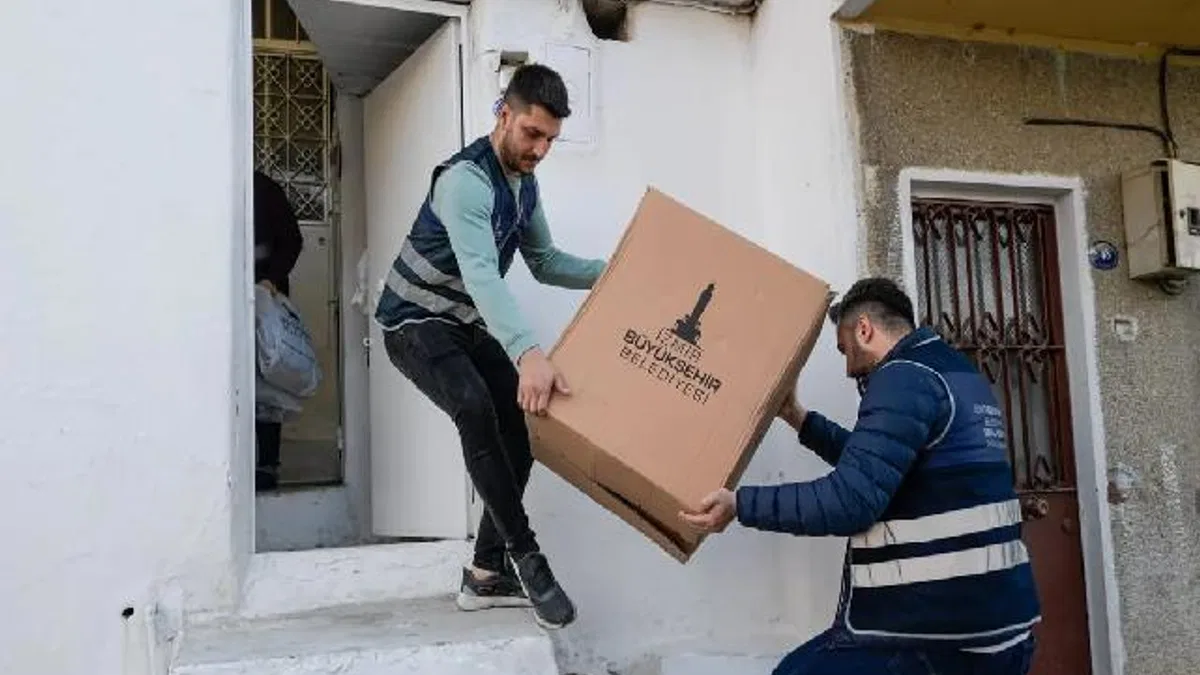 İzmir Büyükşehir'in kış destek paketleri ulaştırılıyor