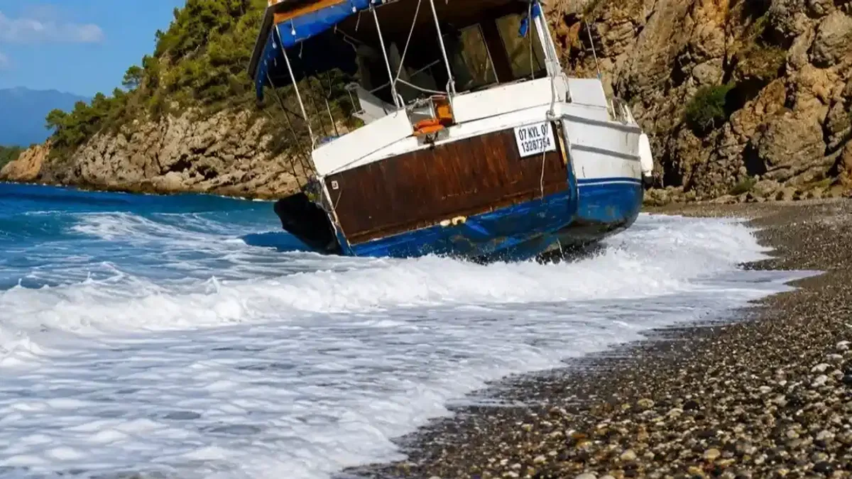 Adrasan'da tekne karaya vurdu!