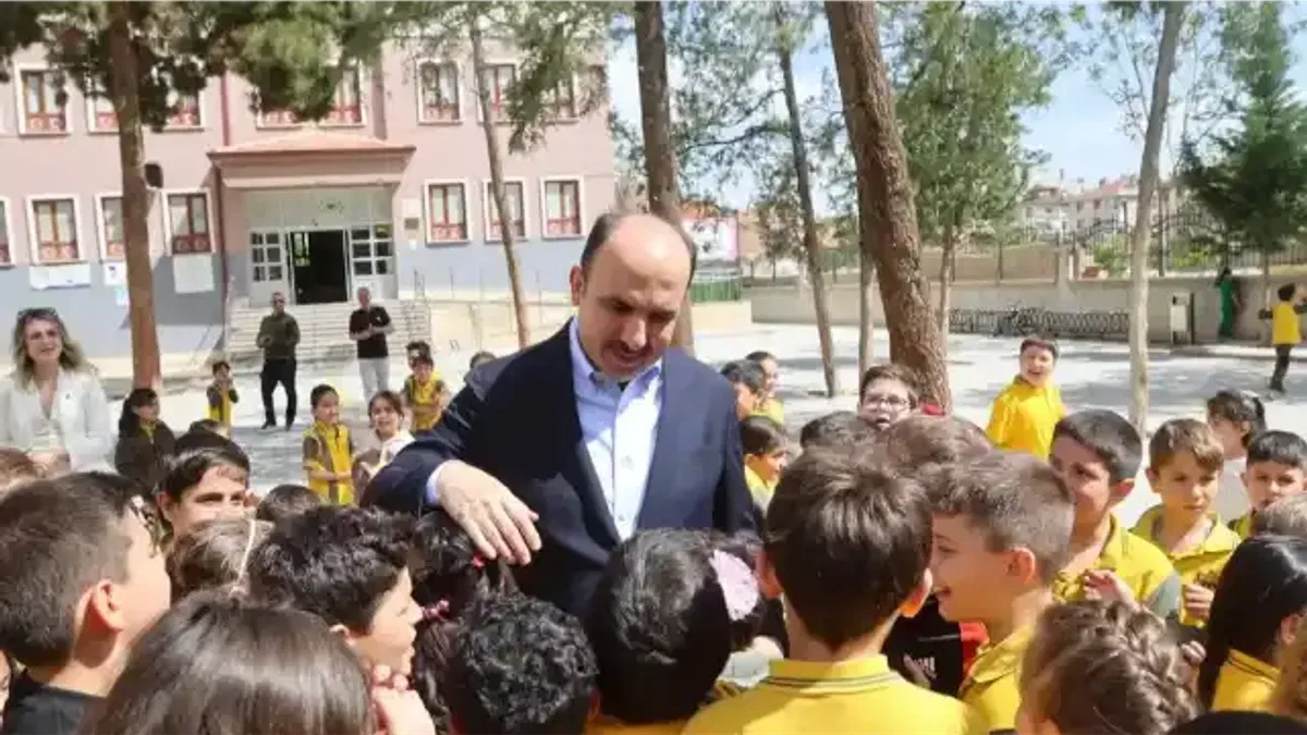 Konya'da Başkan Altay karne sevincine ortak oldu