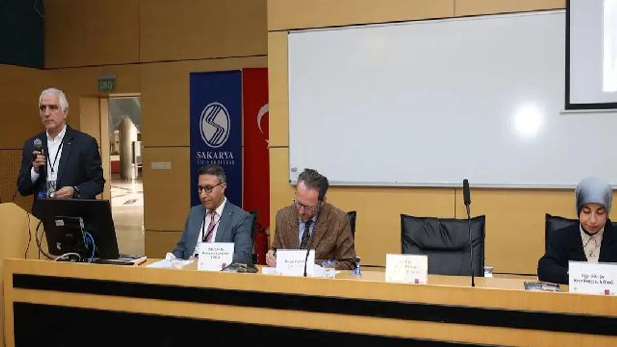 ‘Bir Şehir İki Çınar’ sempozyumunun ilk oturumu Faik Baysal oldu