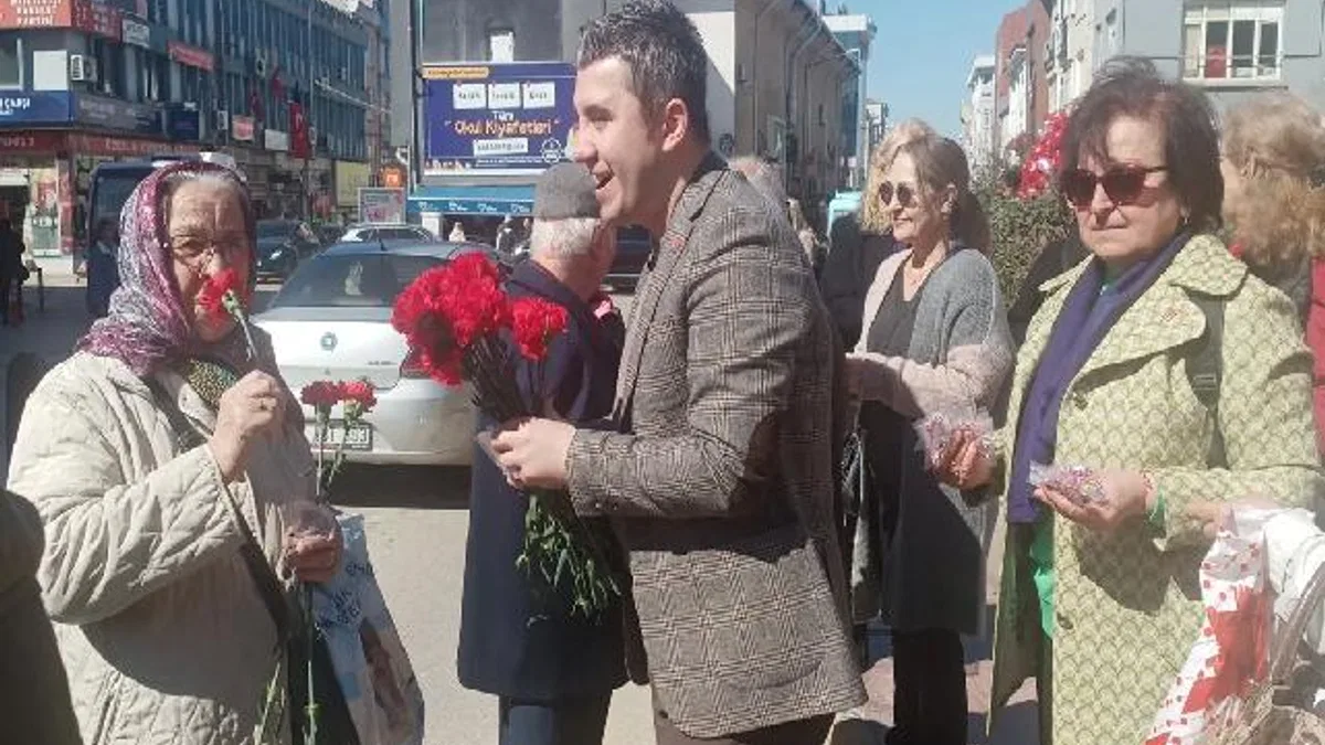 Edirne Keşan'da siyasi partilerden kadınlara özel gün karanfili