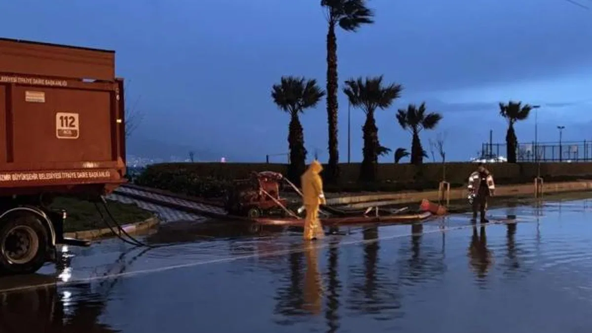 Lodos İzmir Körfezi'ni yükseltti