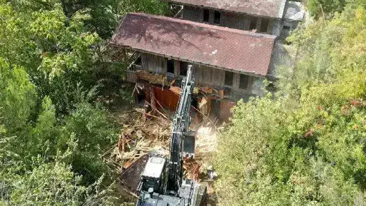 İzmit’te tehlikeli metruk yıkıldı