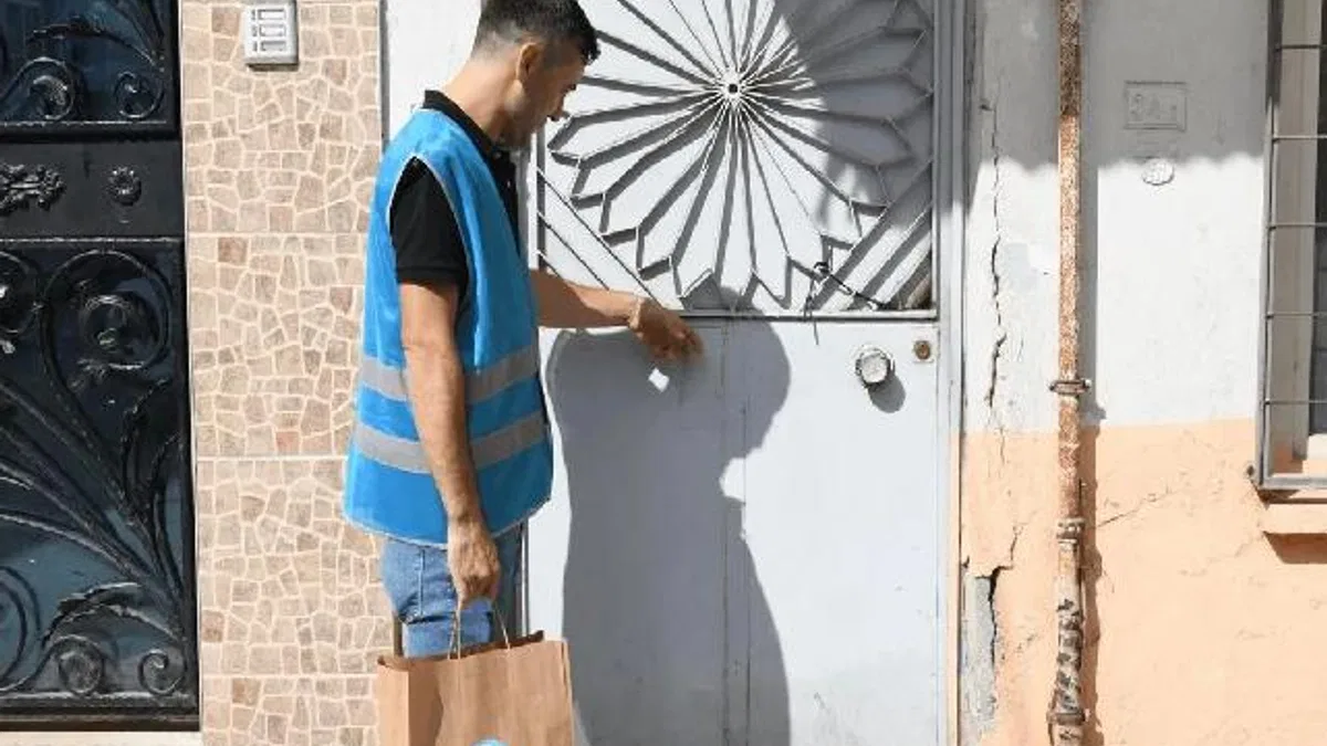 Başkan Ahmet Akın’dan öğrencilere gıda desteği