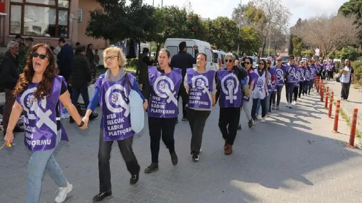 Efes Selçuk sokaklarında kadınlar zincir oluşturdu