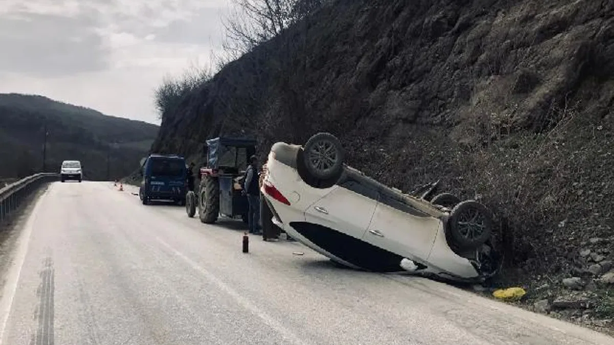 Düzce'de otomobil şarampole devrildi