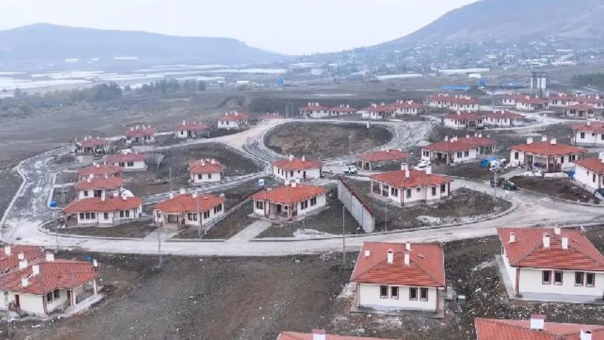 Deprem bölgesinde köy evleri teslim ediliyor