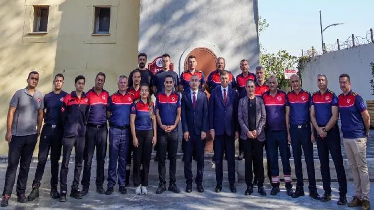 İzmir'de Başkan Tugay'dan itfaiye personeline ziyaret