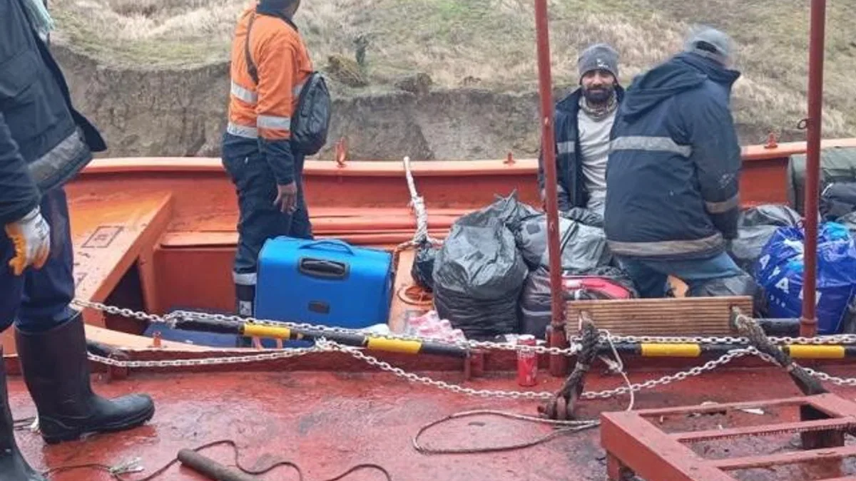 Karadeniz’de karaya oturan Türk gemisinin mürettebatı tahliye edildi