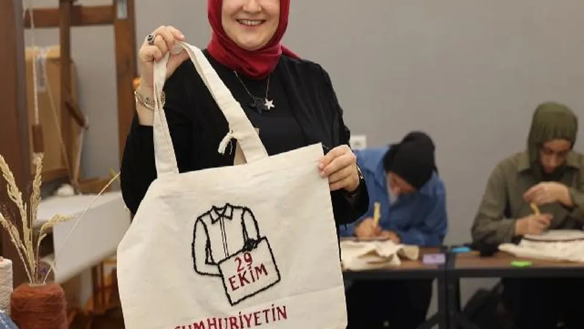 Cumhuriyet’in 102. yılına özel ay yıldızlı çantalar