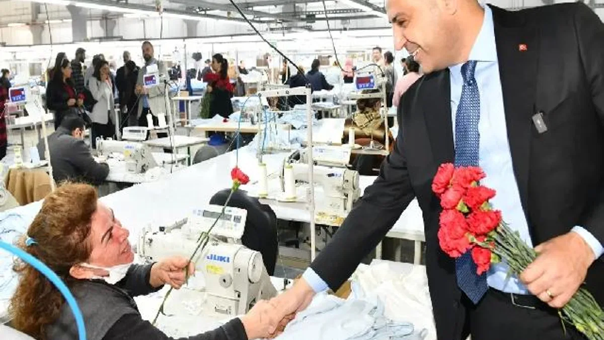 Başkan Yıldız emekçi kadınlara kırmızı karanfil dağıttı