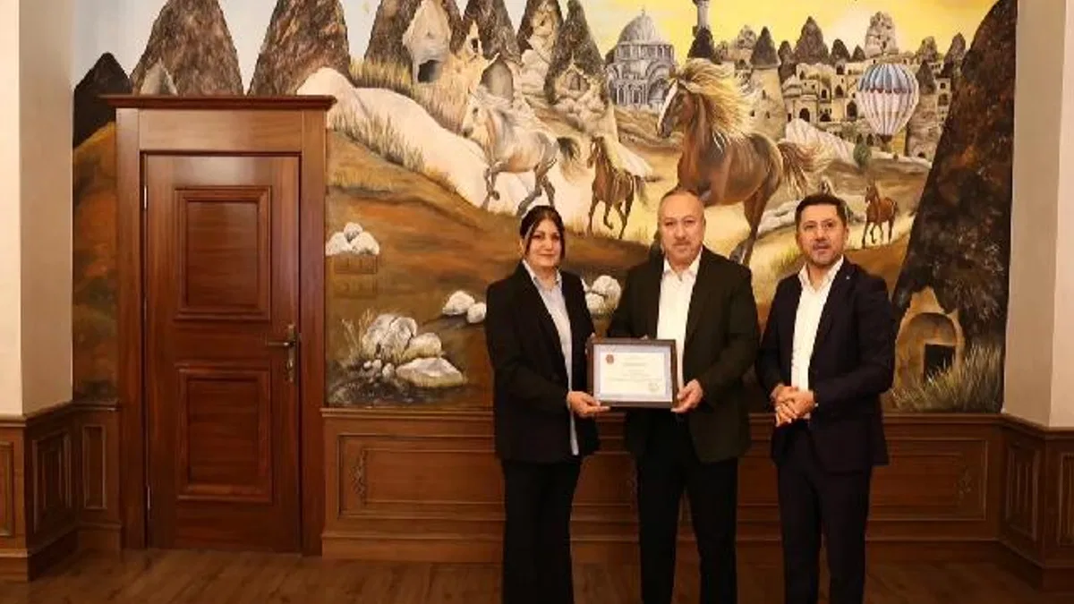 “İlmek İlmek Türkiye” halı motifi Vali Fidan’a armağan edildi