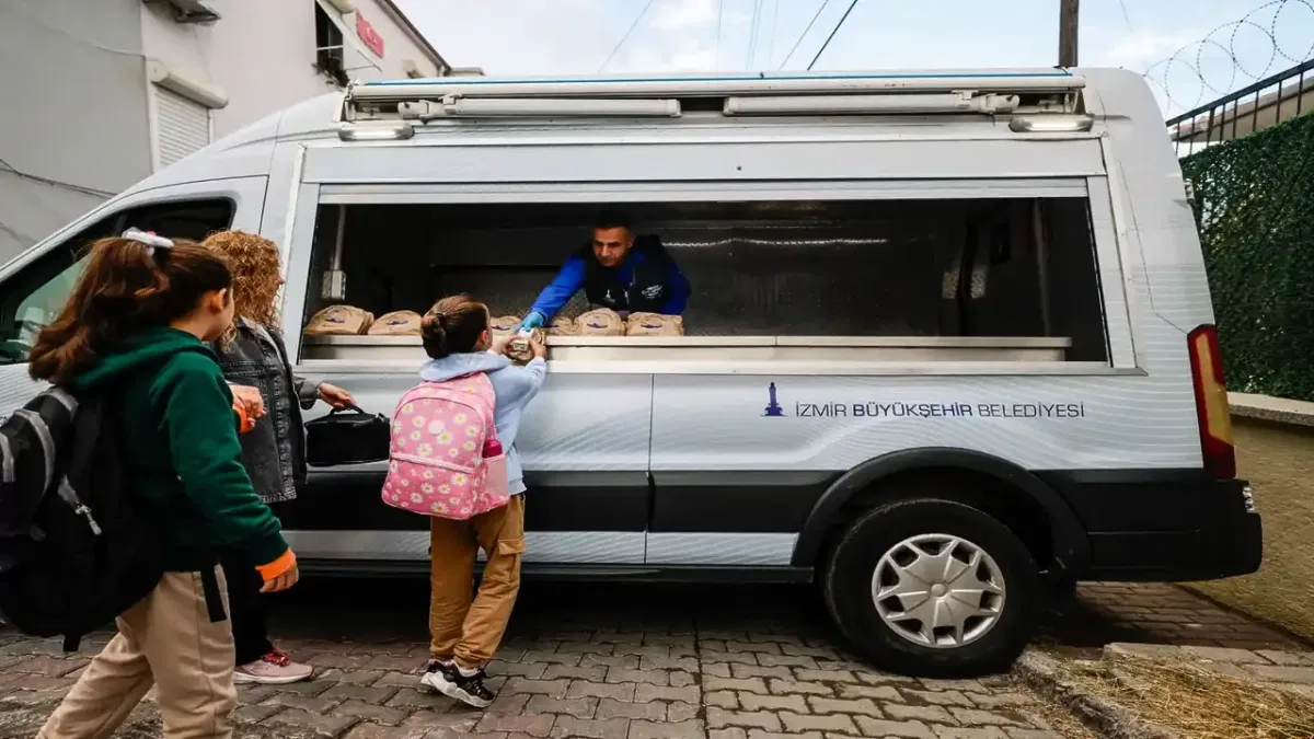 İzmir'de öğrencilere sağlıklı beslenme desteği devam ediyor