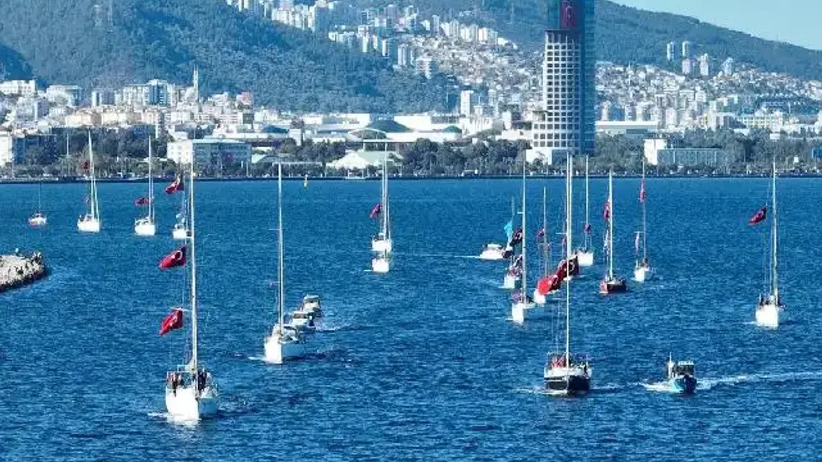 Yelkenler İzmir'de Cumhuriyet coşkusuyla doldu