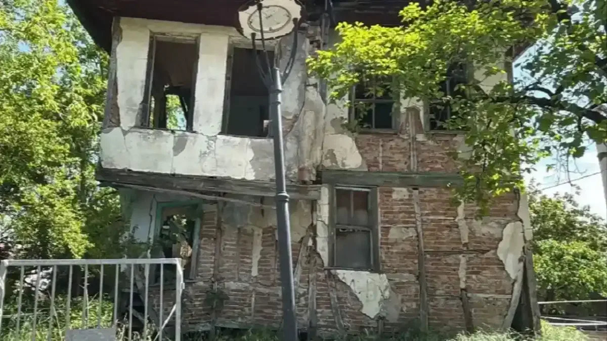 Gölcük'te riskli metruklarda yıkıma devam