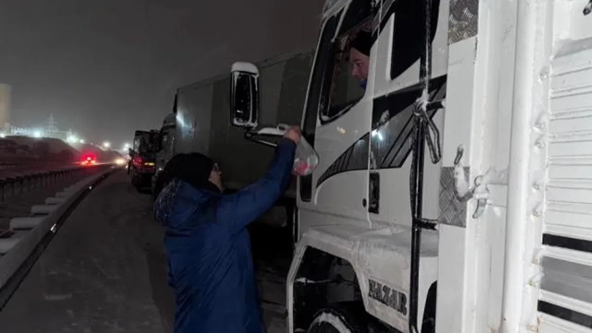Şahbaz Derneği kar yağışında yolda kalan vatandaşların yanında
