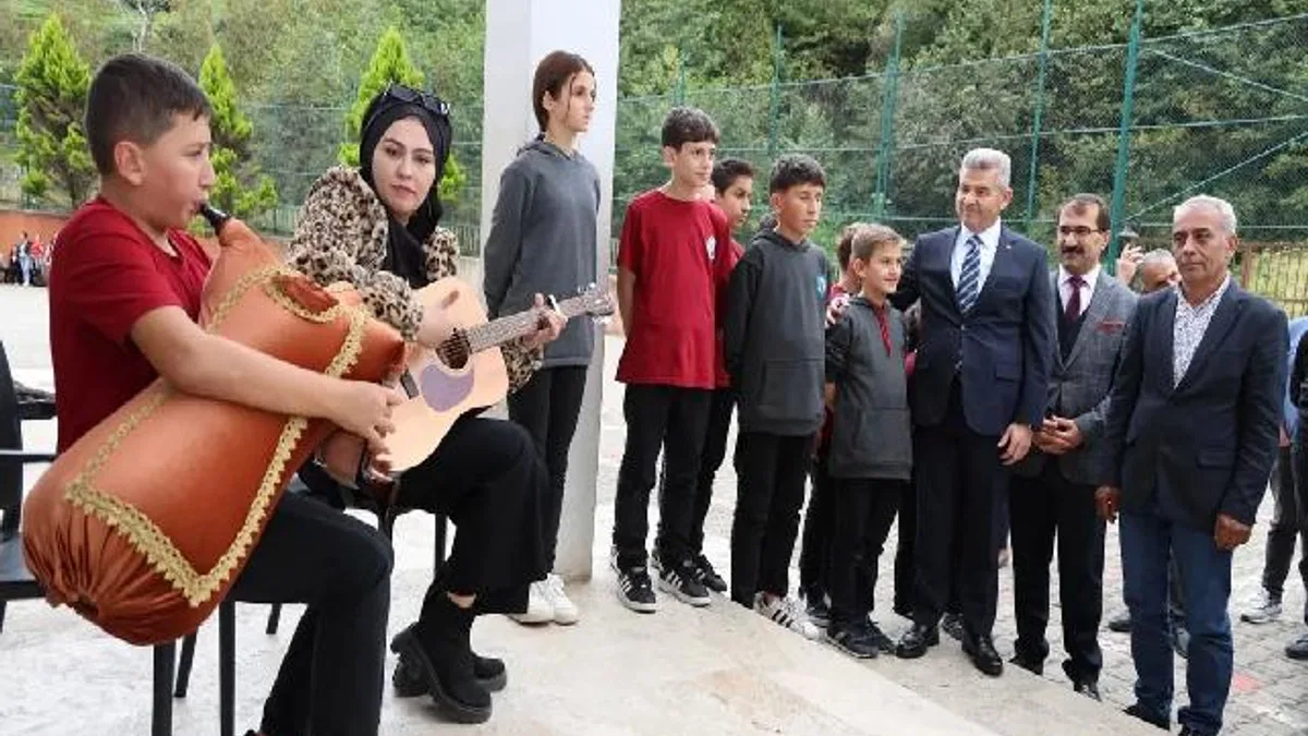 Artvin'de tulumla karşılanan Vali Ergün'den halı saha istediler