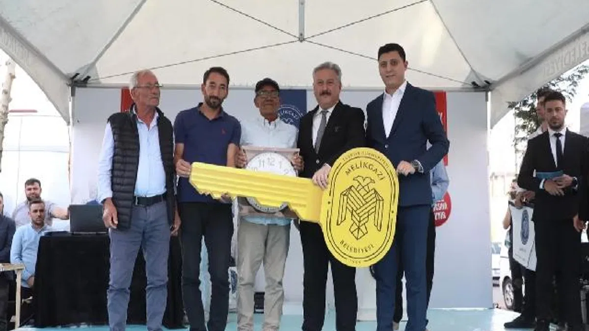 Kayseri Melikgazi Battalgazi'de 300 daire teslim etti