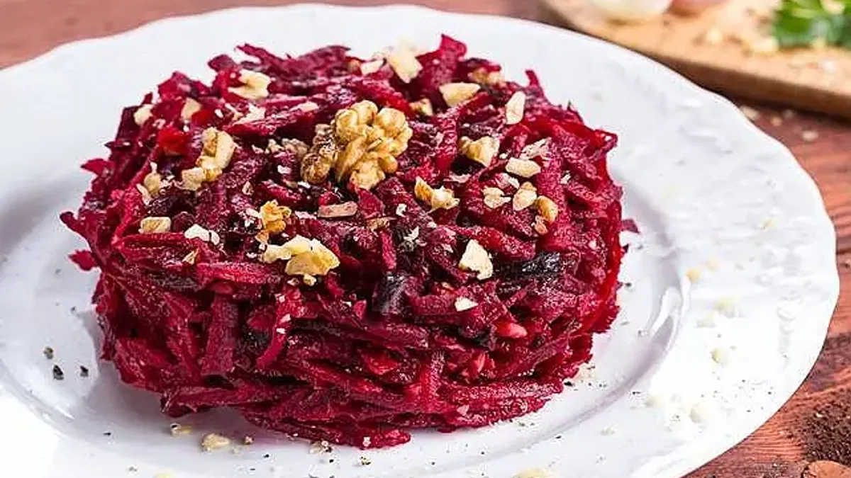 Haşlanmış pancar ve cevizli salata tarifi