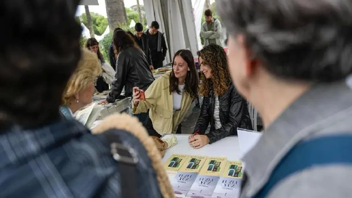 İzmir'de 'askıda kitap' için ilk bağış Başkan Tugay’dan