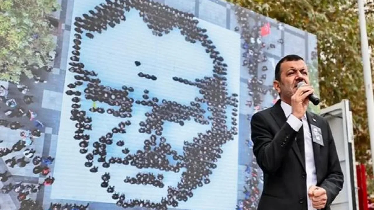 Denizli'de belediye personelleri Atatürk silüeti oluşturdu