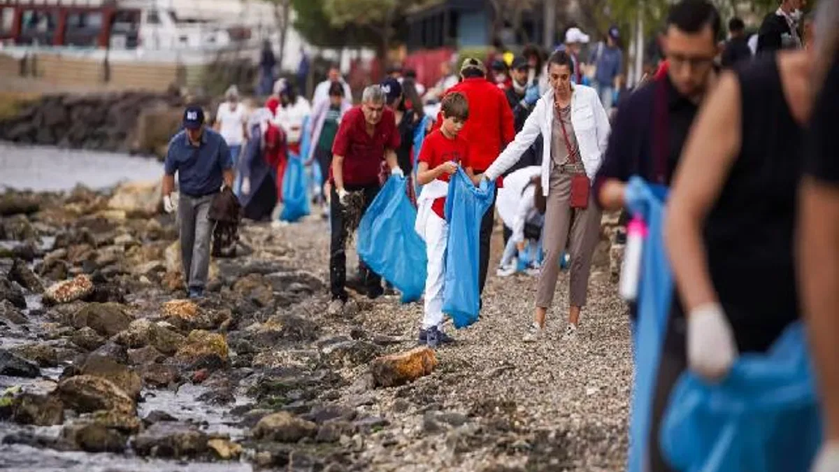 İzmirlilerden rekor için kıyı temizliği