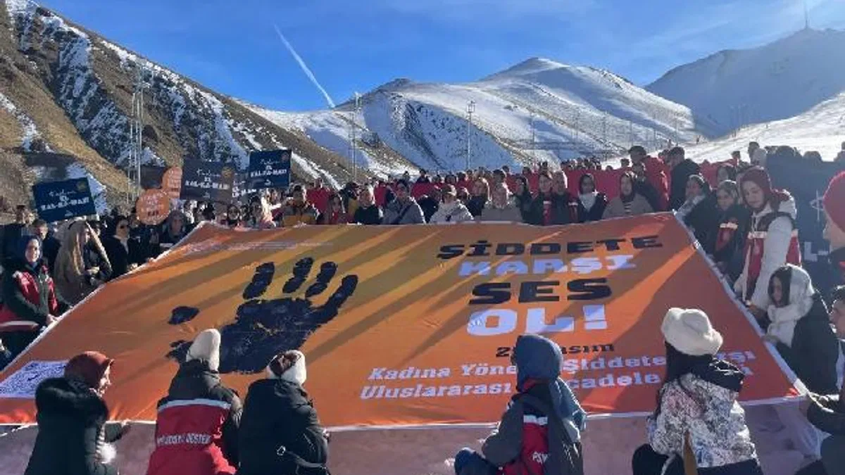 Palandöken’de 'Şiddete Karşı Tek Yürek'... Kadınlar ön saflarda yürüdü