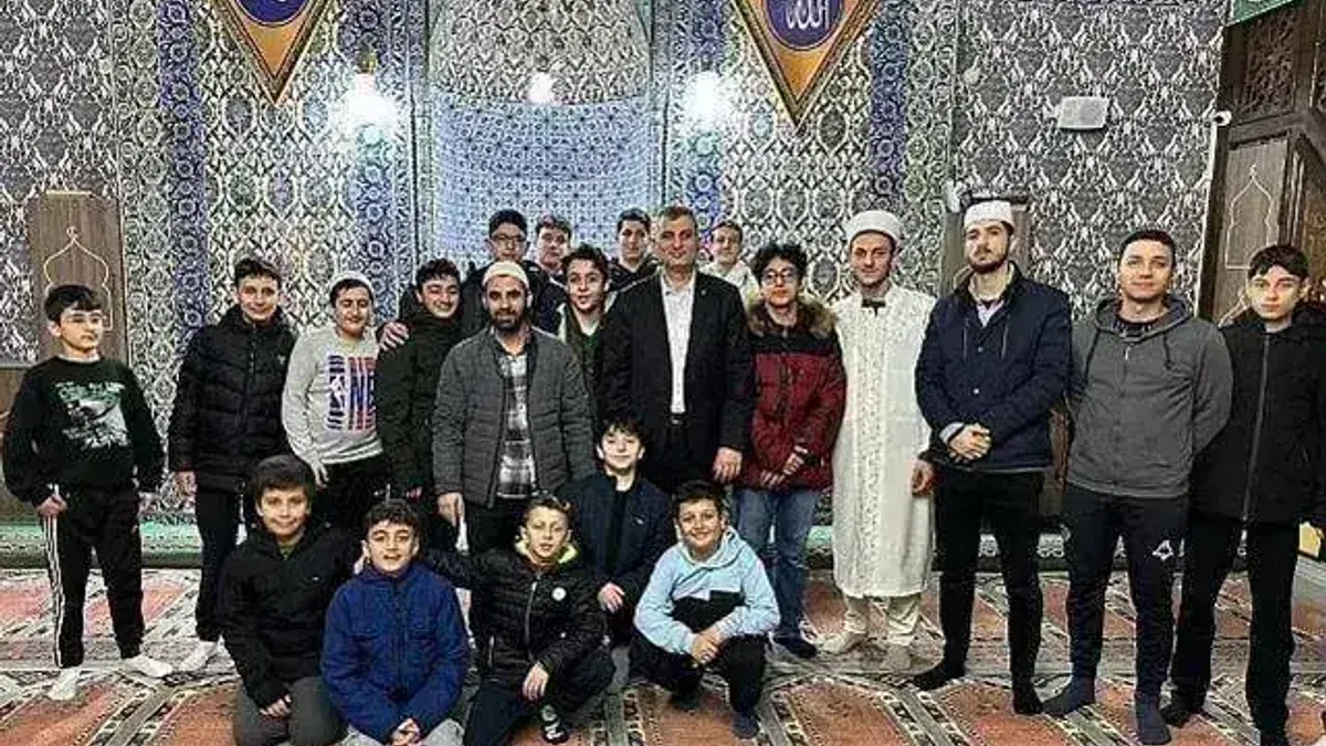 Başkan Sezer Teravih Sonrası Gençlerle Bir Araya Geldi