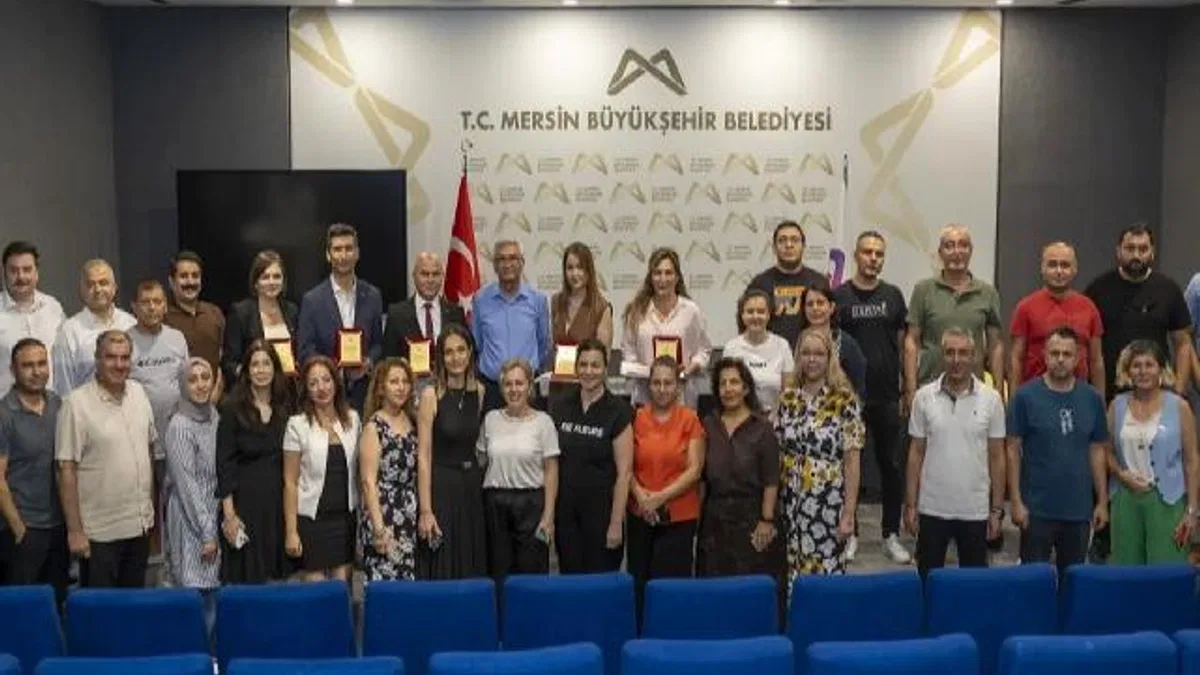 Mersin Büyükşehir’de görevde yükselen 22 personele plaket takdimi