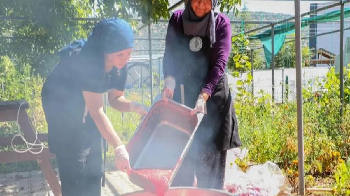 Antalya'da kışlık ürünler raflarda yerini aldı