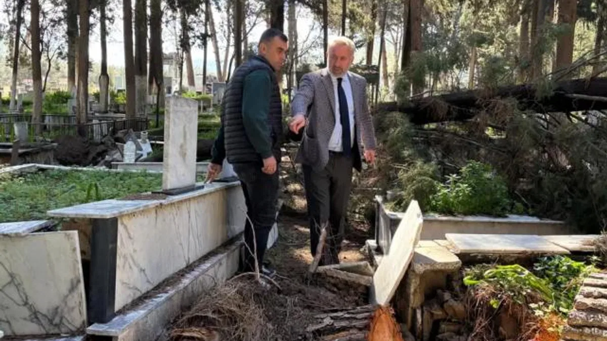 İzmir'de fırtınadan etkilenen mezarlıklara hızlı müdahale