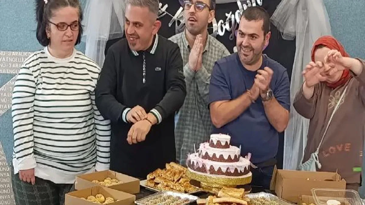 Sakarya'da özel çocuklara kemençe ve horonla doğum günü coşkusu