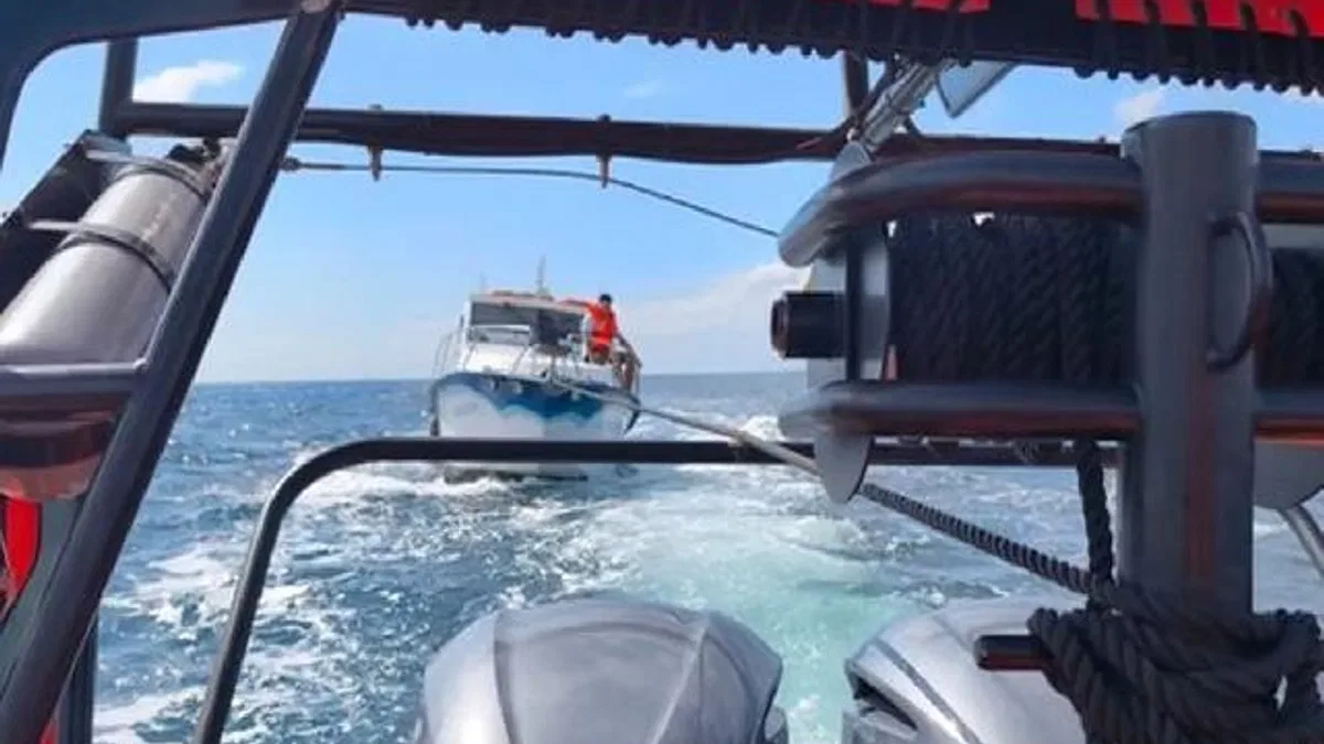 Kınalıada açıklarında makine arızalı tekne kurtarıldı