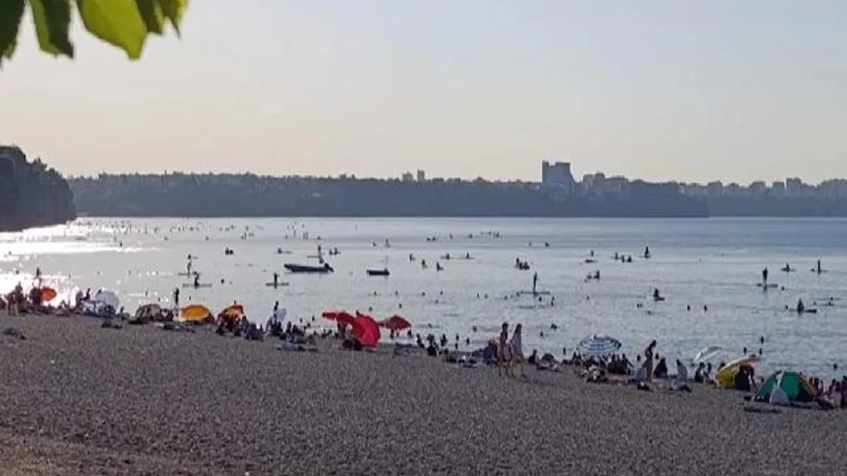 Antalya'da sıcaktan bunalanlar o plaja akın etti!