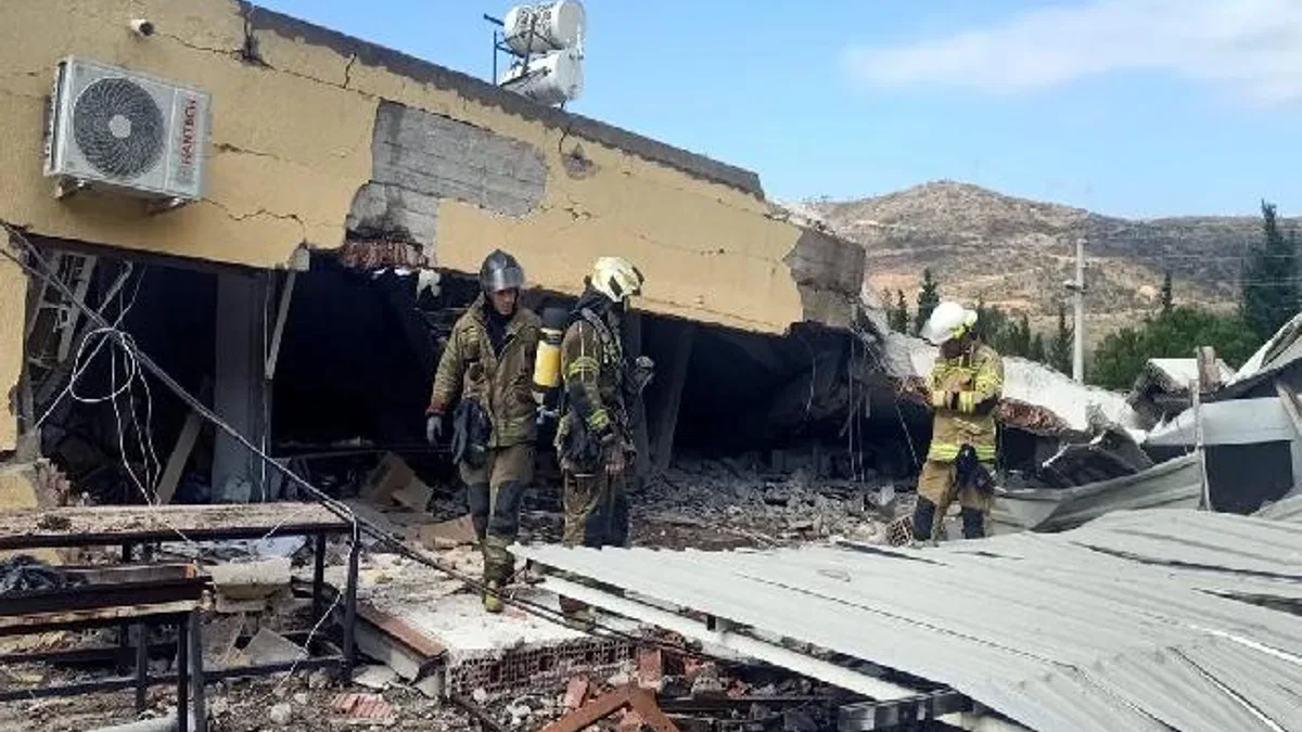 İzmir İtfaiyesi göçük altında kalan yurttaşı kurtardı