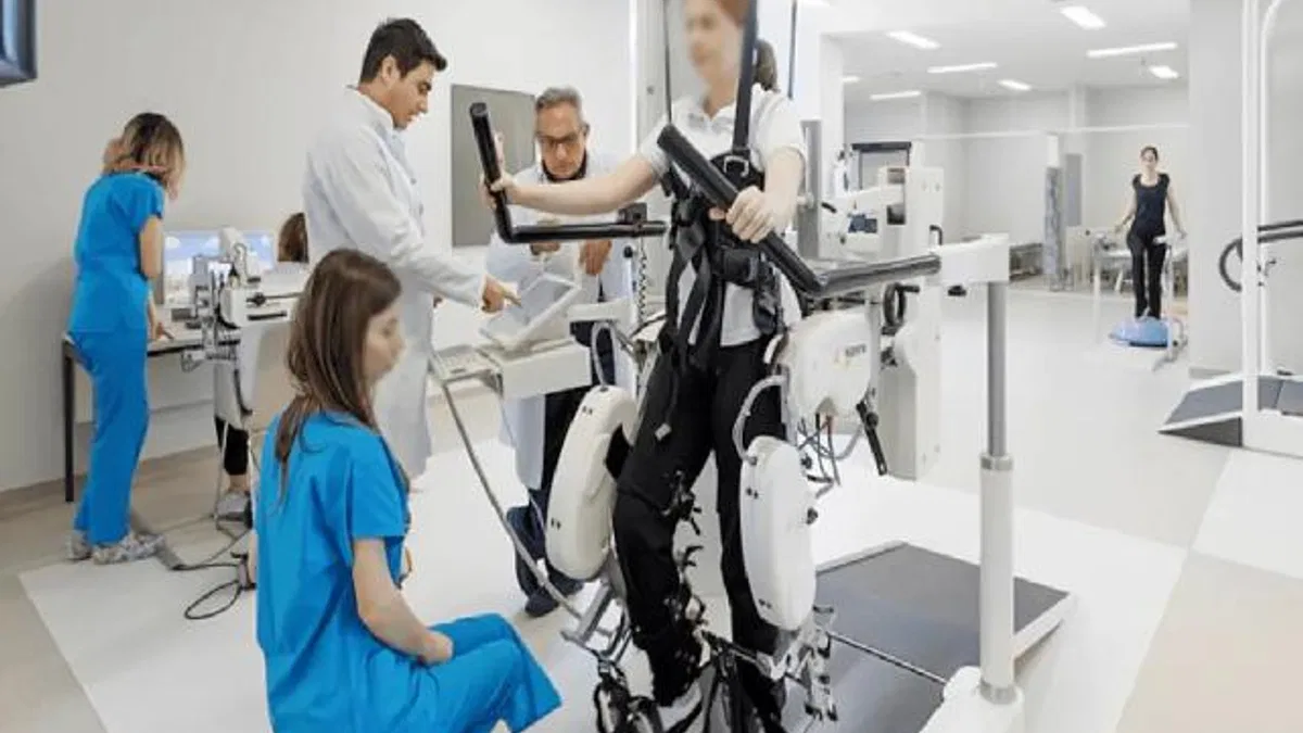 Depremde felç kalanları robotlar ayağa kaldırıyor