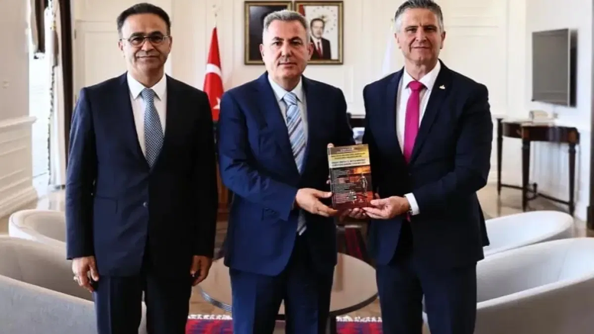 Vali Elban'a İzmir Eğitim Müfettişleri'nden 'Disiplin Soruşturması' kitabı