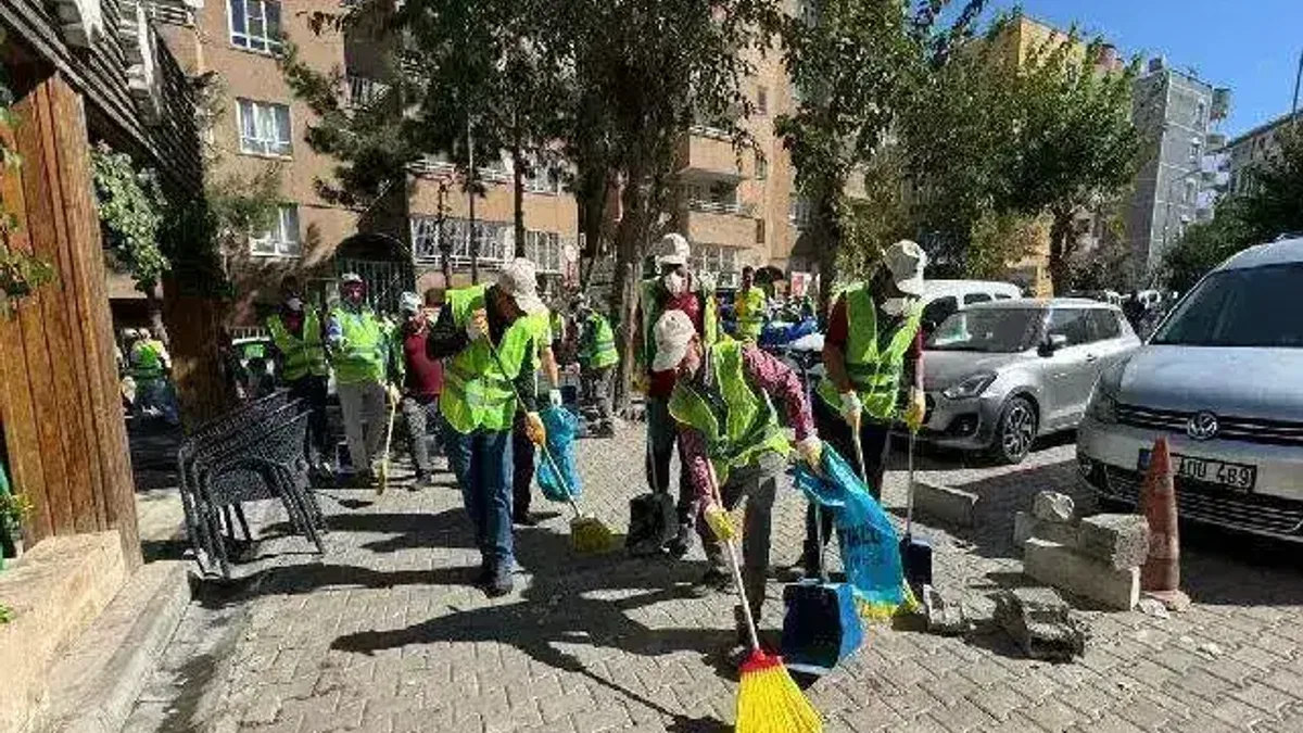 Mardin Artuklu'da temizlik seferberliği... Eşbaşkan Amak sokakları süpürdü