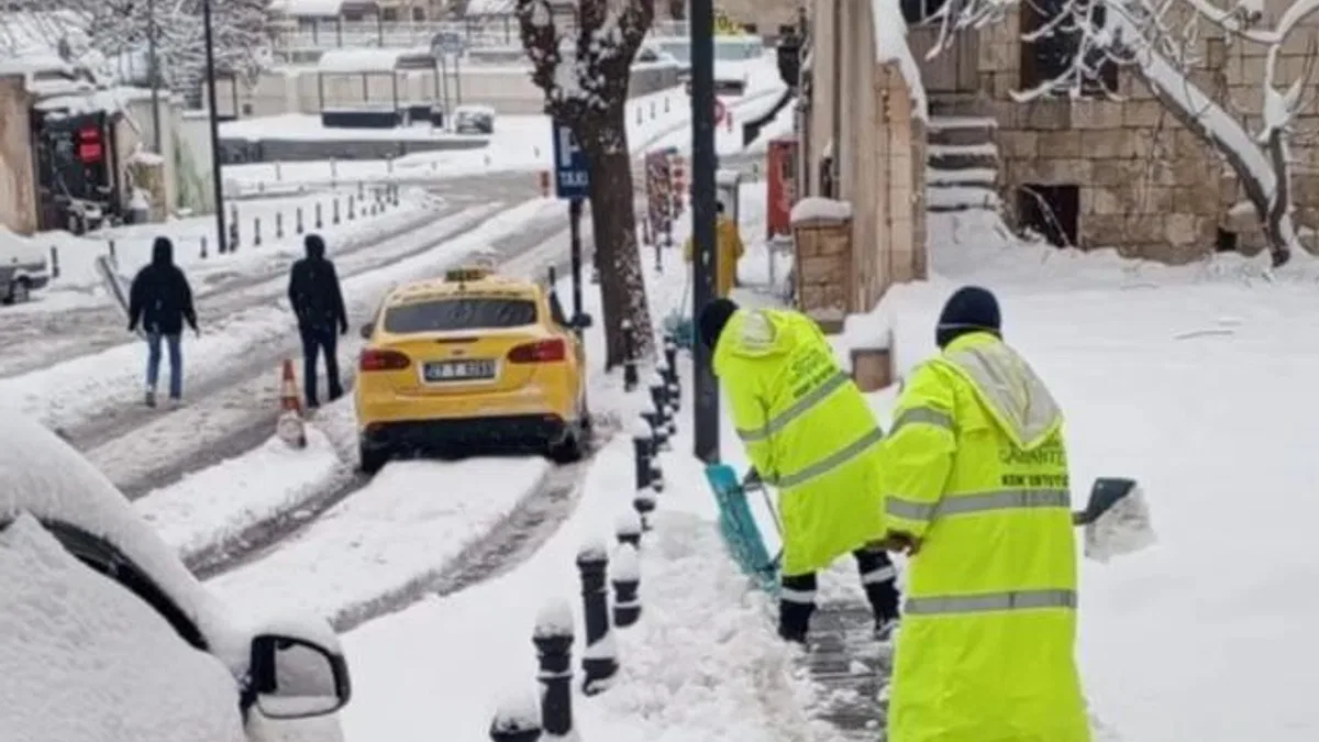 Gaziantep karla mücadelede yaya güvenliğini aksatmıyor