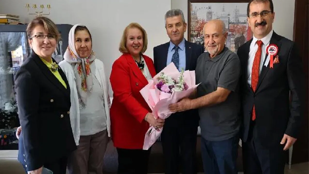Artvin Valisi Ergün’den emekli öğretmene anlamlı ziyaret