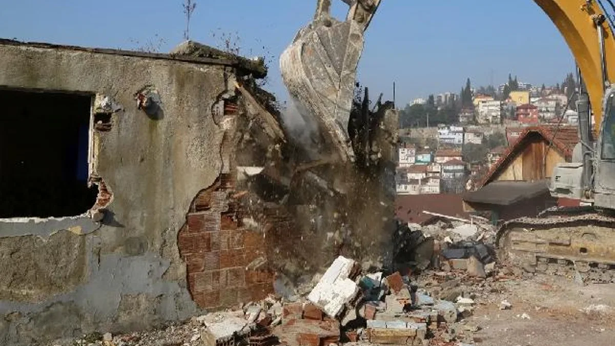 Kocaeli Cedit'te 7 bina daha yıkıldı