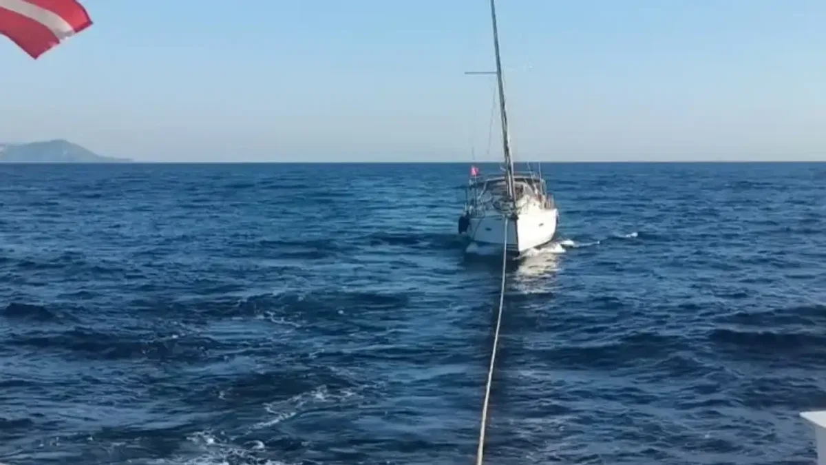 Fethiye açıklarında sürüklenen teknedeki 5 kişi kurtarıldı