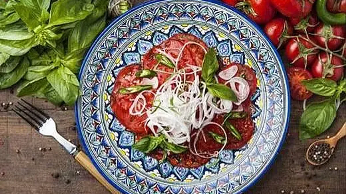 Geleneksel Domatesli Özbek 'Achichuk' Salatası Tarifi