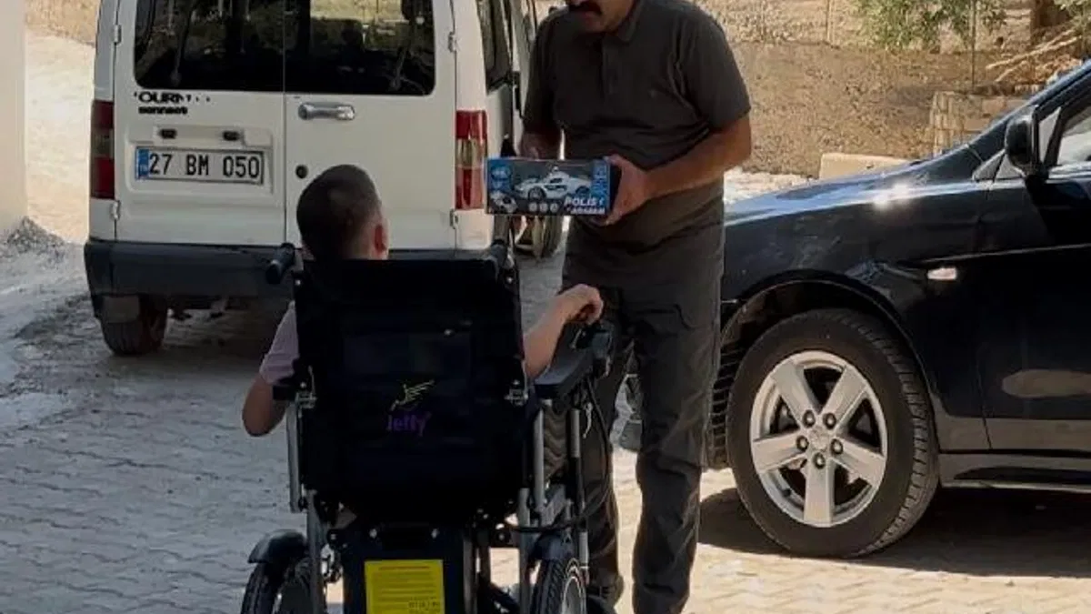Engelli sandalyesine kavuşan Hüseyin: Ben de Mustafa Şahin amcam gibi polis olacağım