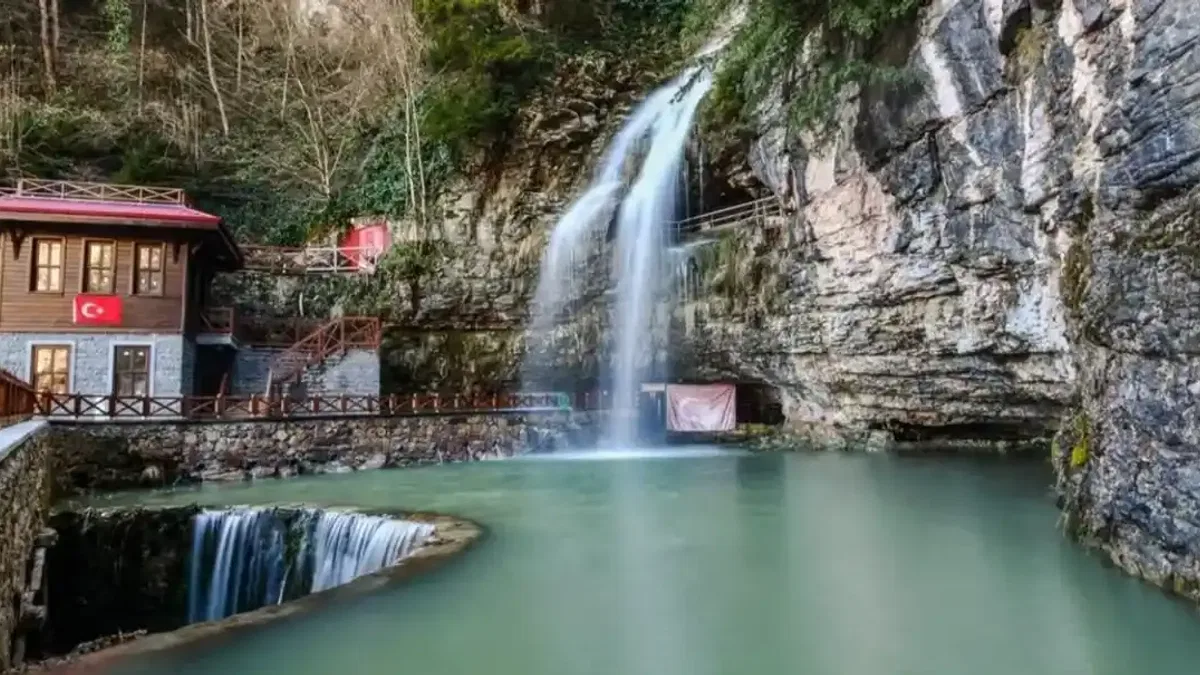 Trabzon’un turizm merkezleri ziyaretçi akınına uğruyor
