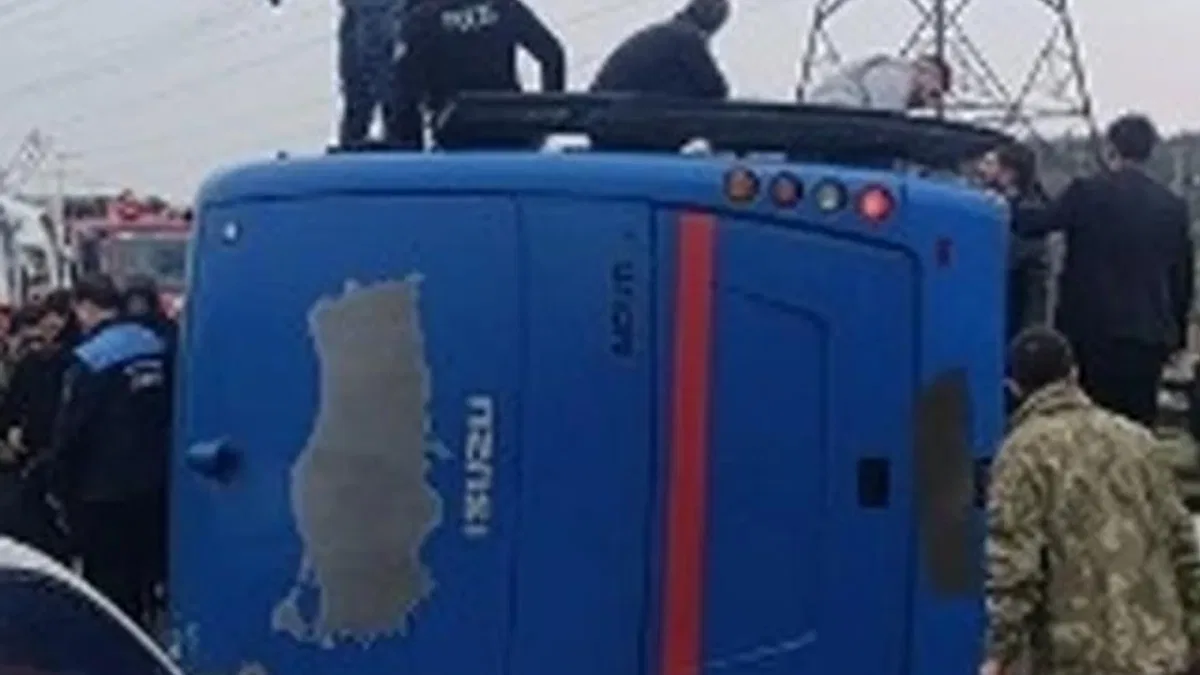 İstanbul'da cezaevi nakil aracı devrildi: 19 yaralı
